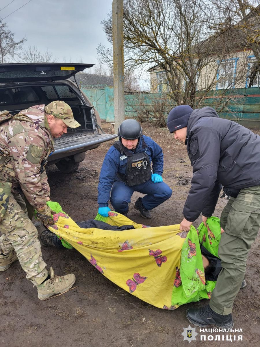 На Харківщині поліція встановлює особу чоловіка, який загинув в смт Дворічна під час обстрілу